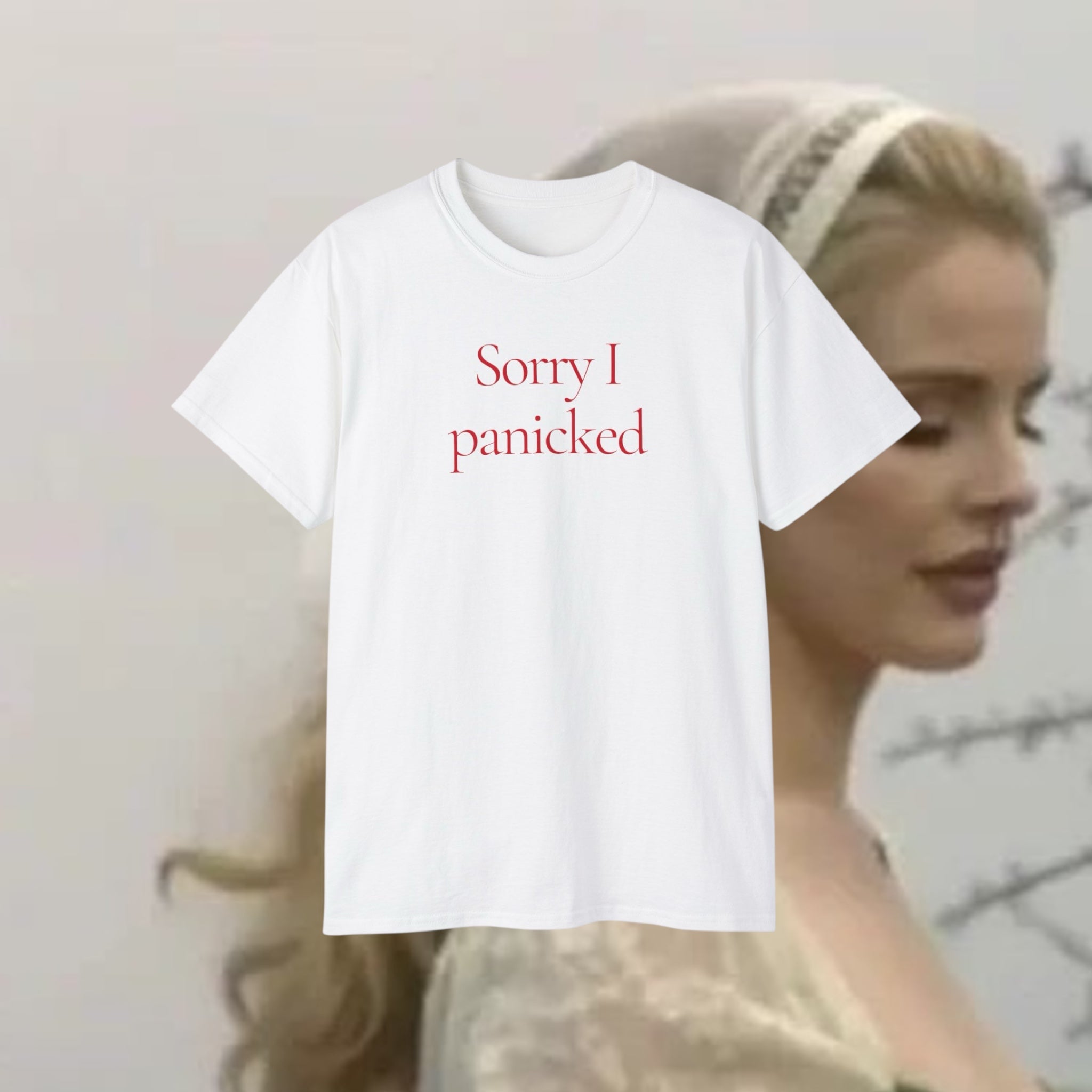 Collection The real life, un tee shirt avec ecrit "sorry i panicked" avec une femme derriere 