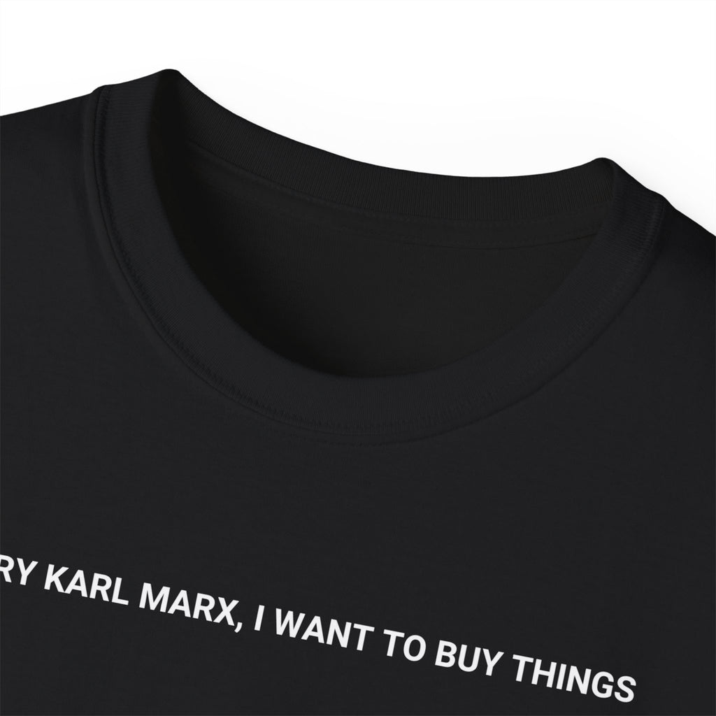 détail de t-shirt unisexe 100% coton blanc avec citation mode "Sorry Karl Marx, I want to buy things" Atelier 20h20