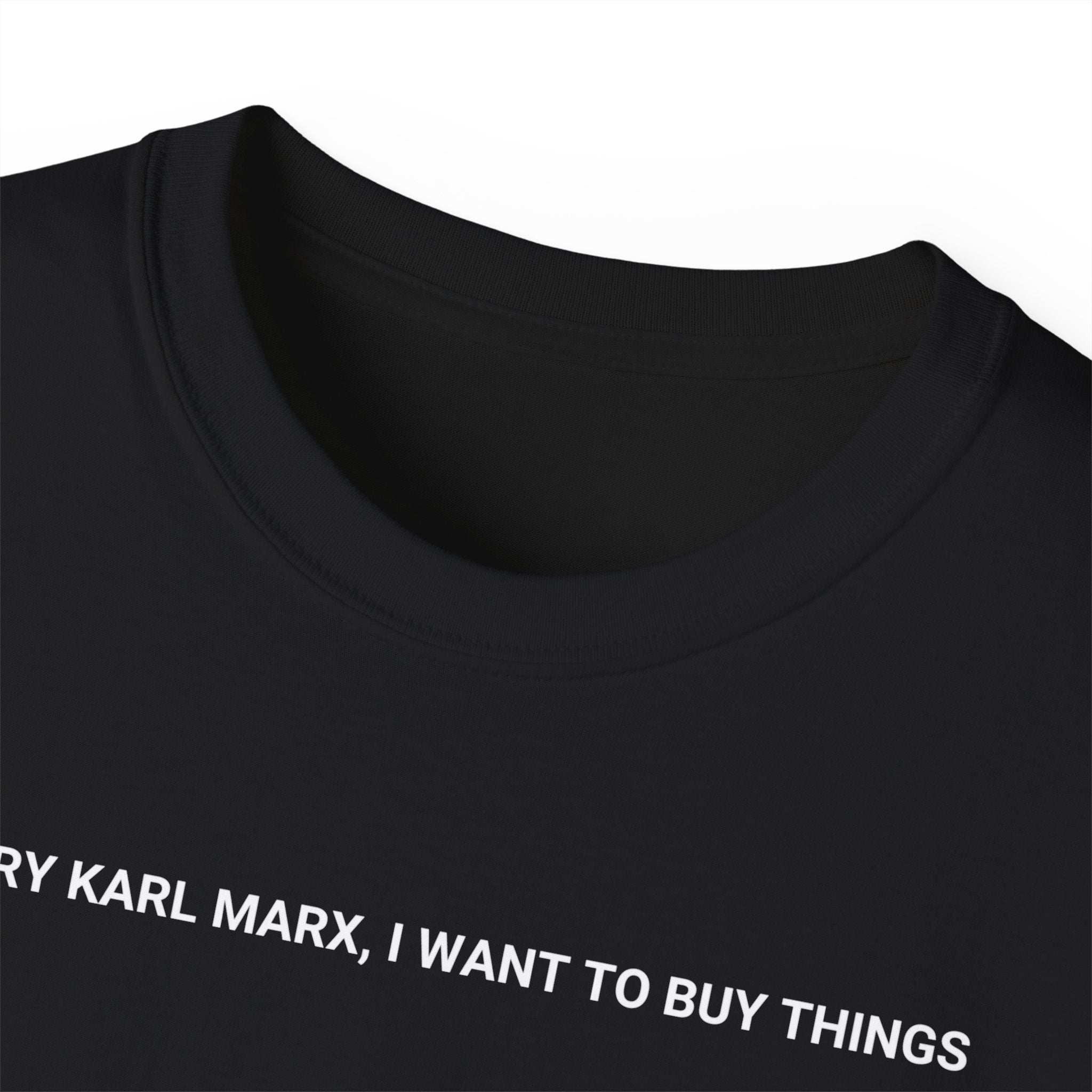 détail de t-shirt unisexe 100% coton blanc avec citation mode "Sorry Karl Marx, I want to buy things" Atelier 20h20