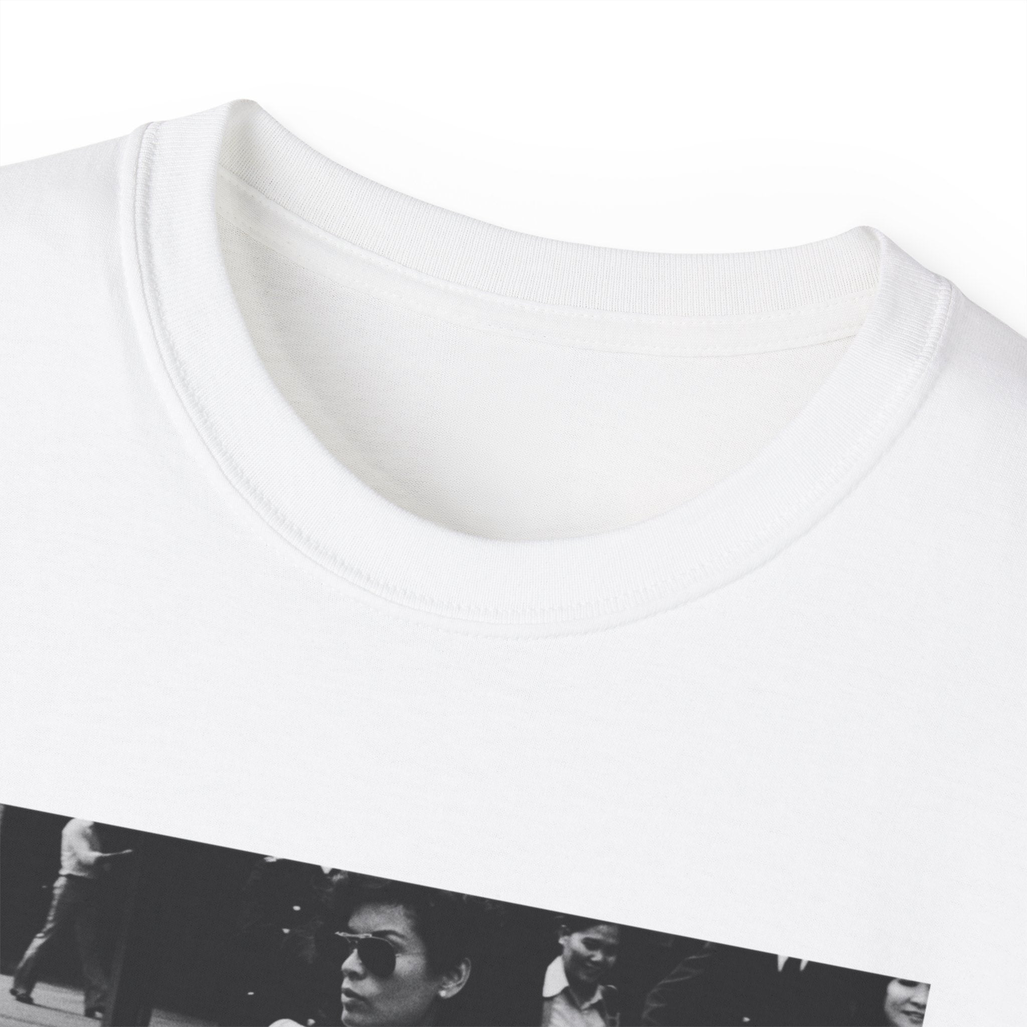 T-Shirt "Kinda chic to be unavalaible"
