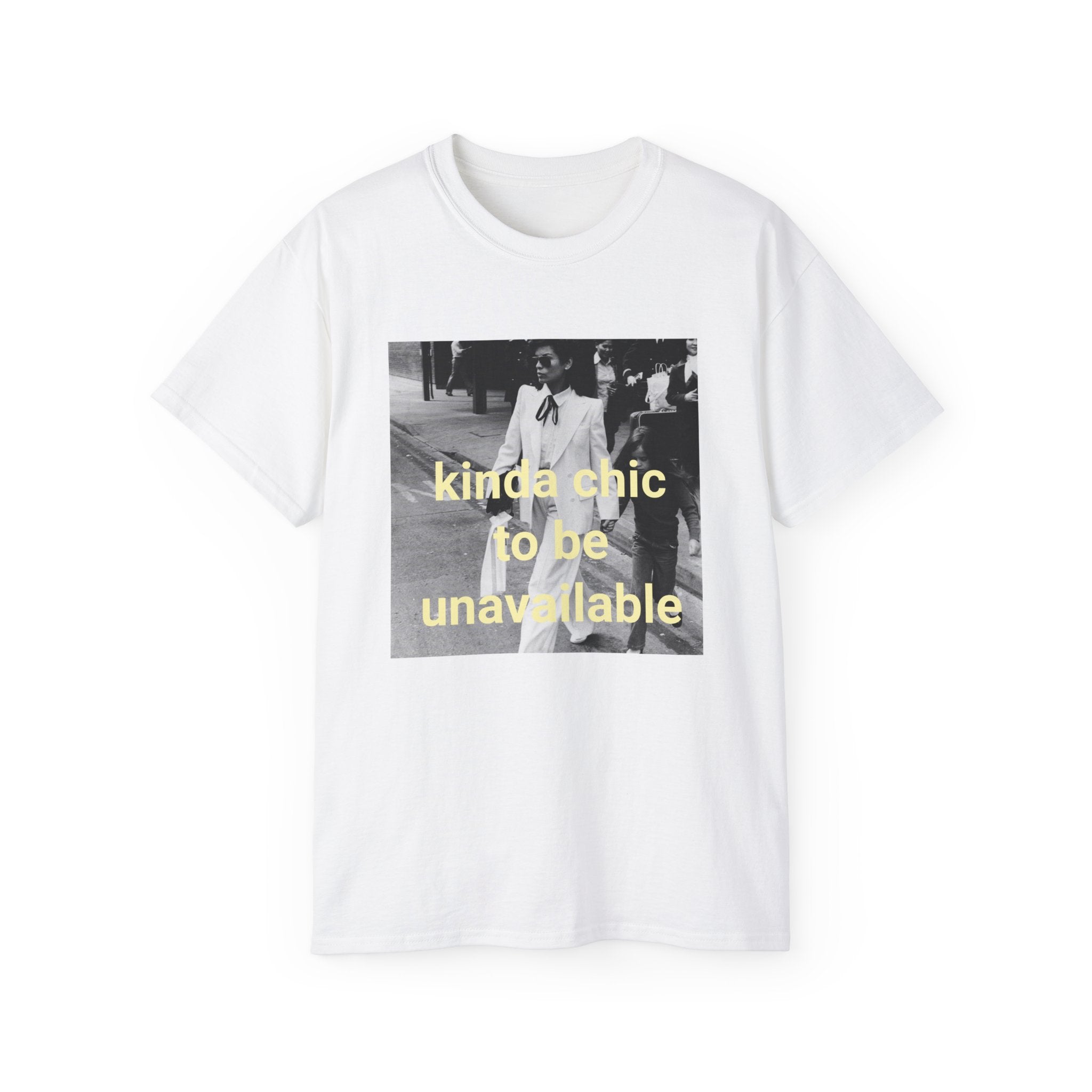 T-Shirt "Kinda chic to be unavalaible"