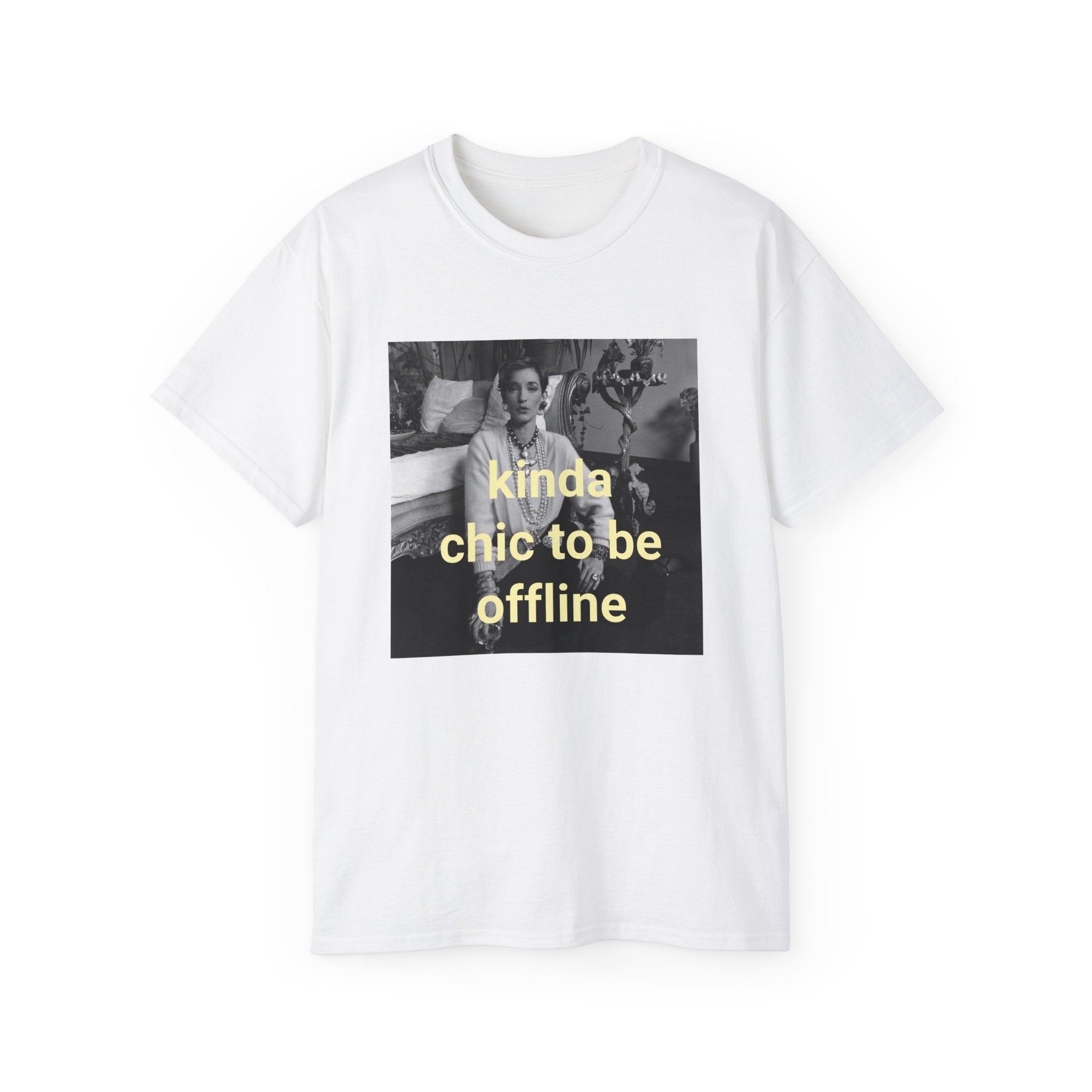 T shirt "Kinda Chic To Be Offline"