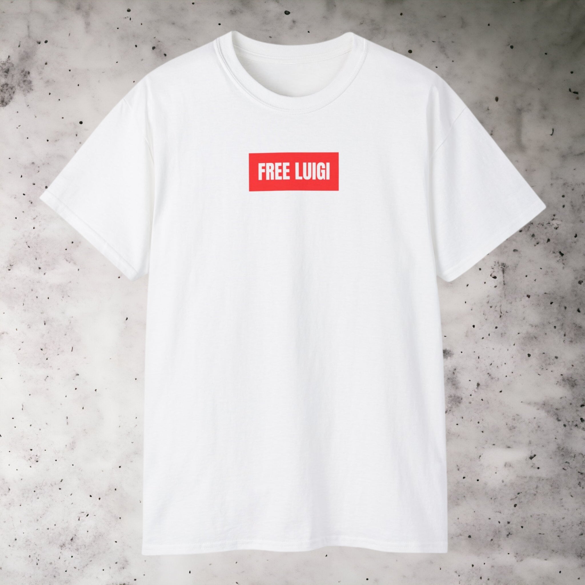 T-shirt Free Luigi unisexe, coton blanc, texte noir centré sur la poitrine.