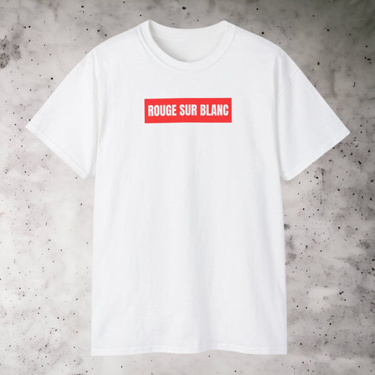 T-shirt Rouge sur blanc, modèle unisexe, coton blanc, texte noir épuré centré.